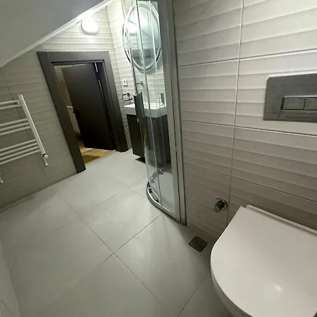 4 Floors - Air-conditioned - Brand New فيلة