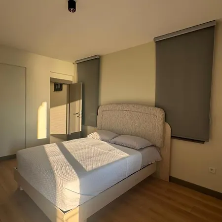 4 Floors - Air-conditioned - Brand New *