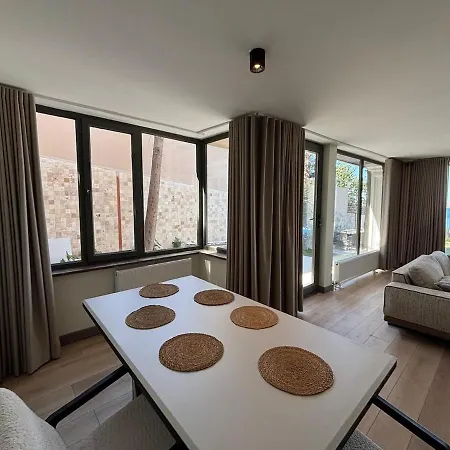 4 Floors - Air-conditioned - Brand New *